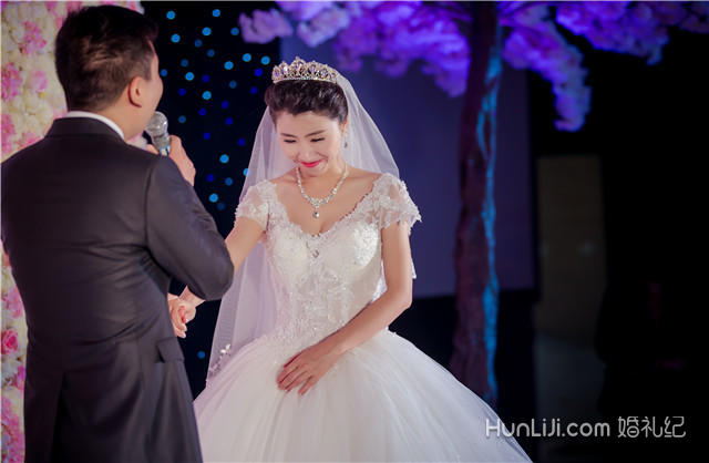 结婚现场新娘出轨视频人就在现场_杭州一新娘出轨_新娘出轨